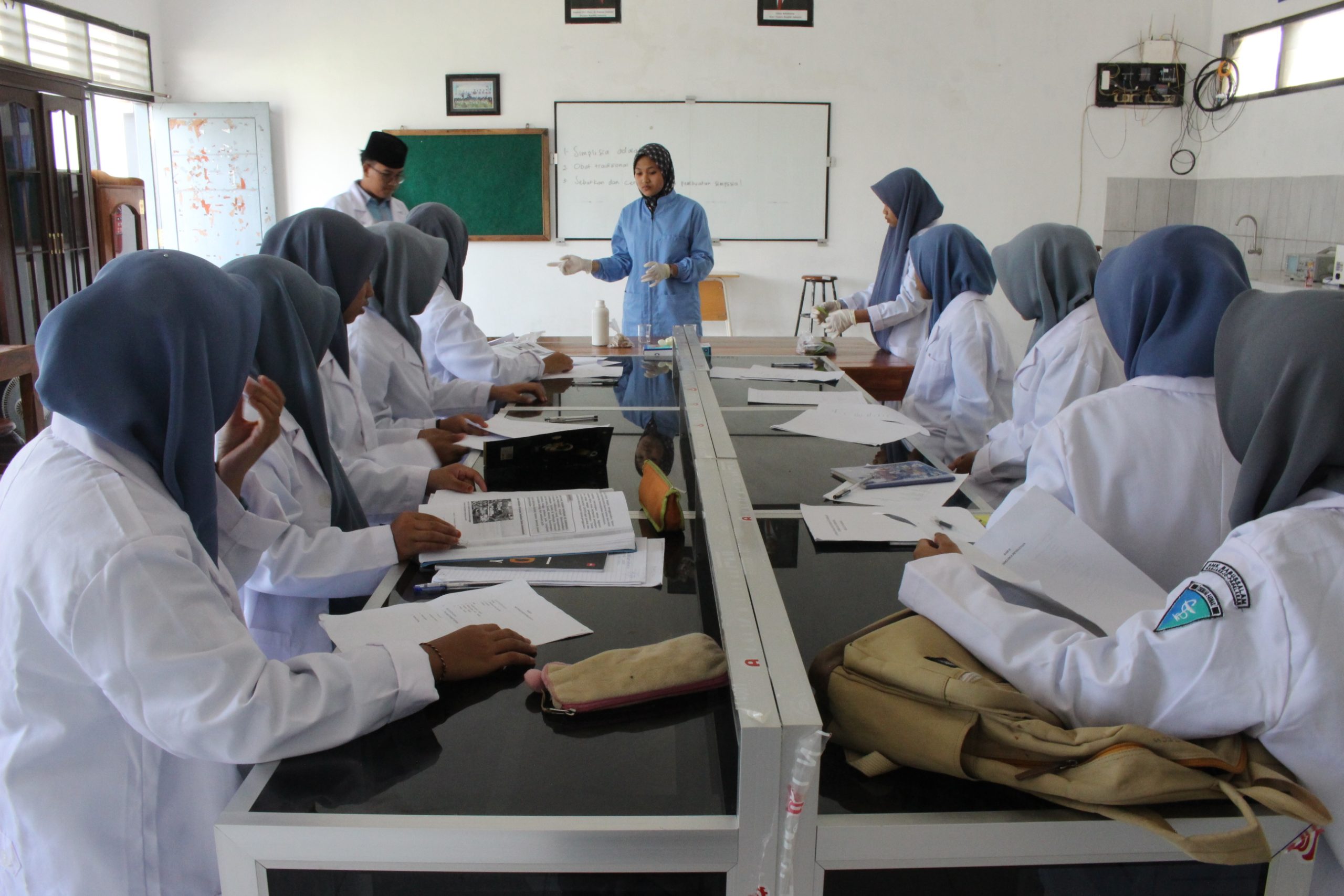 Kegiatan Belajar di Laboratorium Farmasi